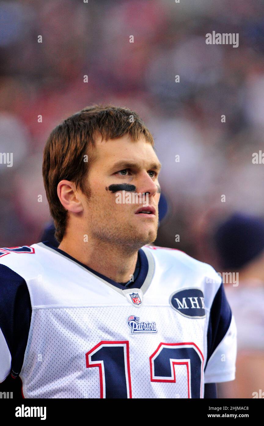 Der Quarterback der New England Patriots Tom Brady (12) beobachtet am Sonntag, den 11. Dezember 2011, im FedEx Field in Landover, Maryland, die Action des vierten Quartals im Spiel gegen die Washington Redskins. The Patriots gewann das Spiel 34 - 27..Credit: Ron Sachs / CNP.(EINSCHRÄNKUNG: KEINE New York oder New Jersey Zeitungen oder Zeitungen in einem 75 Meilen Radius von New York City) / MediaPunch Stockfoto