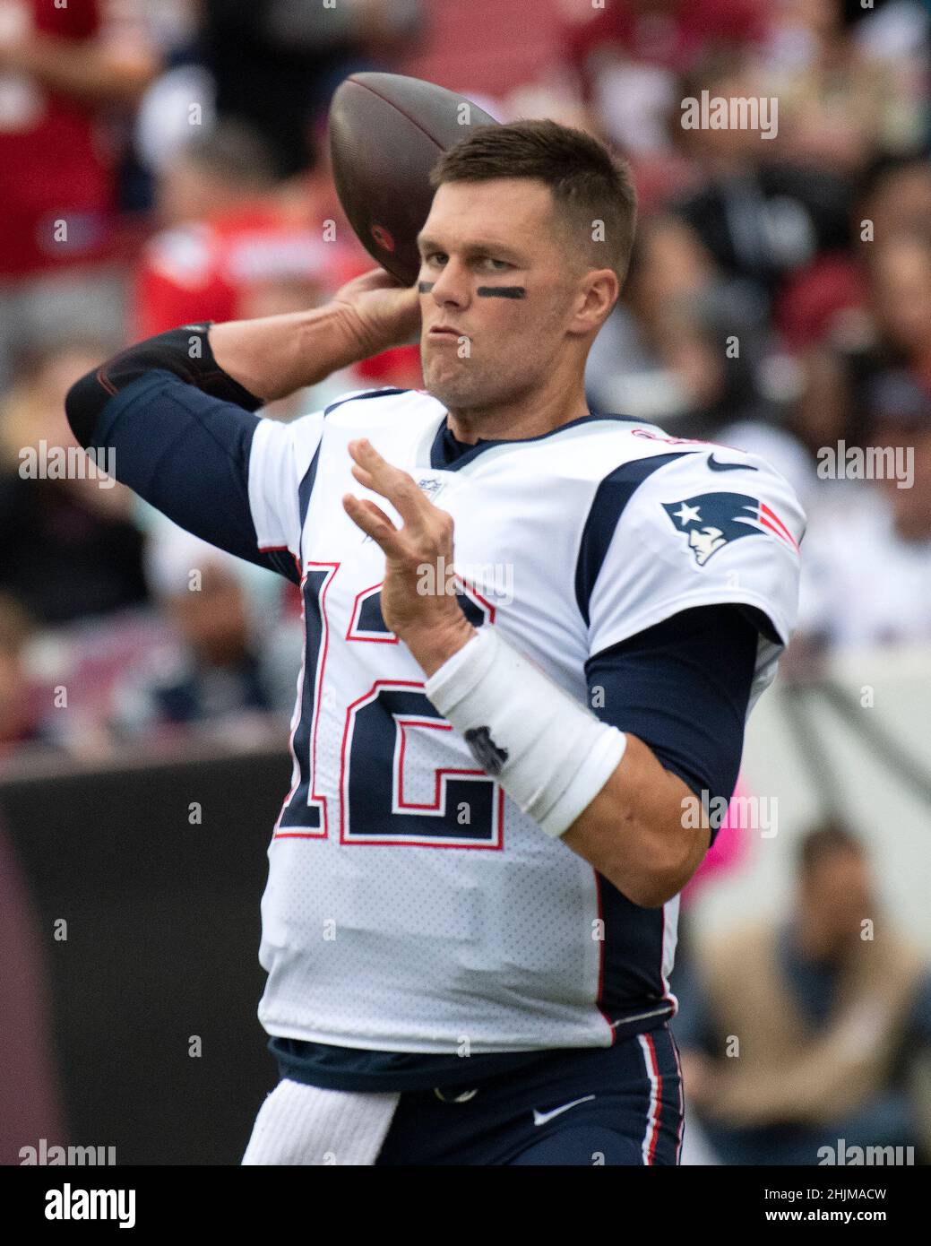 Der Quarterback der New England Patriots Tom Brady (12) wärmt sich vor dem Spiel gegen die Washington Redskins am Sonntag, den 6. Oktober 2019, im FedEx Field in Landover, Maryland, auf.Quelle: Ron Sachs / CNP / MediaPunch Stockfoto
