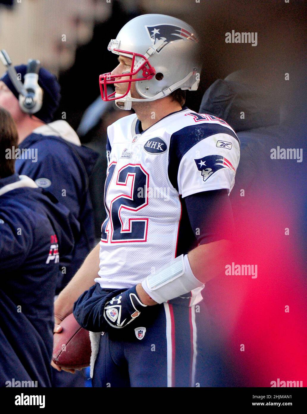 Der Quarterback der New England Patriots Tom Brady (12) beobachtet am Sonntag, den 11. Dezember 2011, im FedEx Field in Landover, Maryland, die Action des vierten Quartals im Spiel gegen die Washington Redskins. The Patriots gewann das Spiel 34 - 27..Credit: Ron Sachs / CNP.(EINSCHRÄNKUNG: KEINE New York oder New Jersey Zeitungen oder Zeitungen in einem 75 Meilen Radius von New York City) / MediaPunch Stockfoto