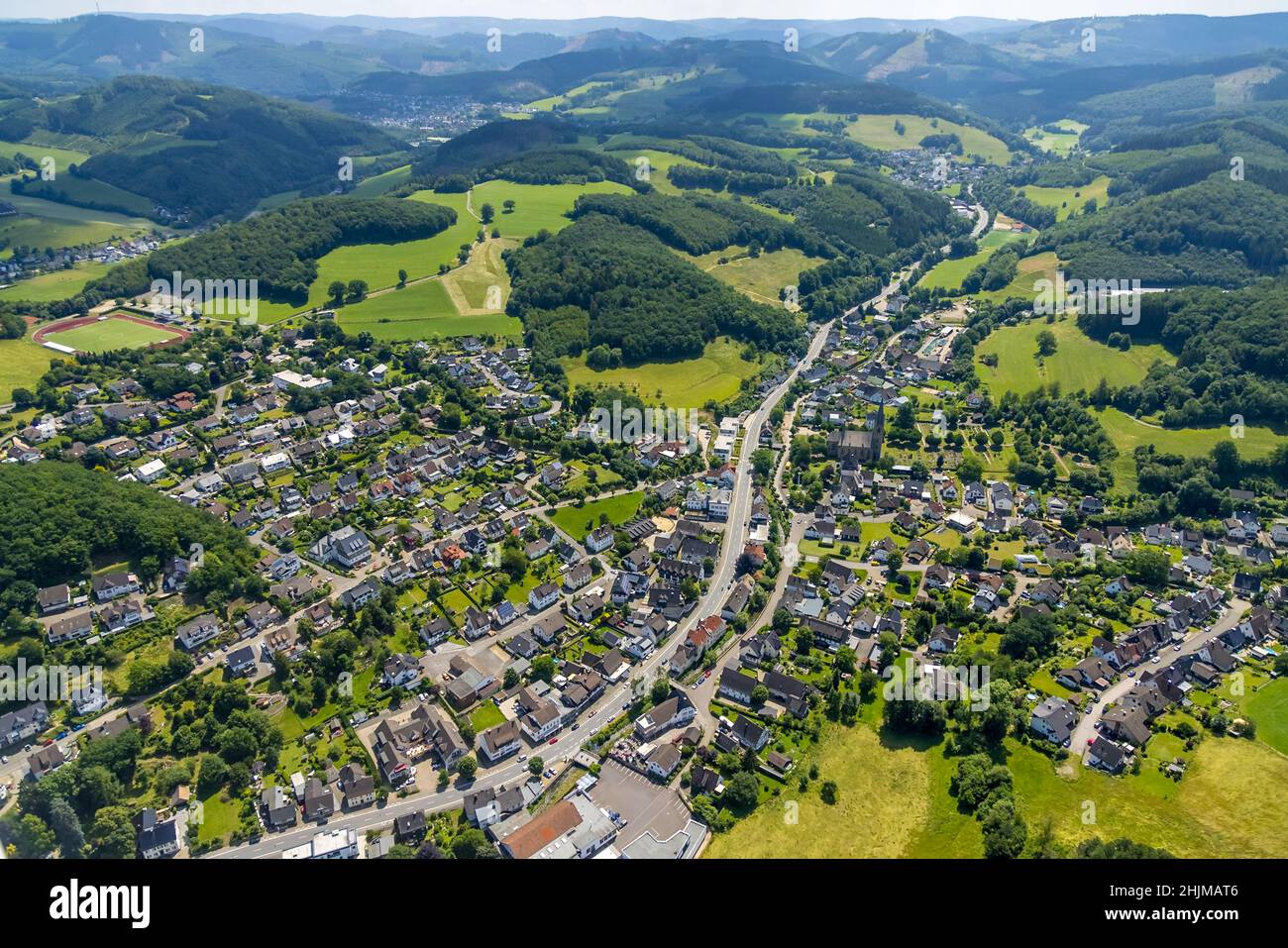 Luftaufnahme, Ortsansicht Grevenbrück und St. Nikolaus Kirche, Sportplatz an der Habuche, Lennestadt, Sauerland, Nordrhein-Westfalen, Deutschland, plac Stockfoto