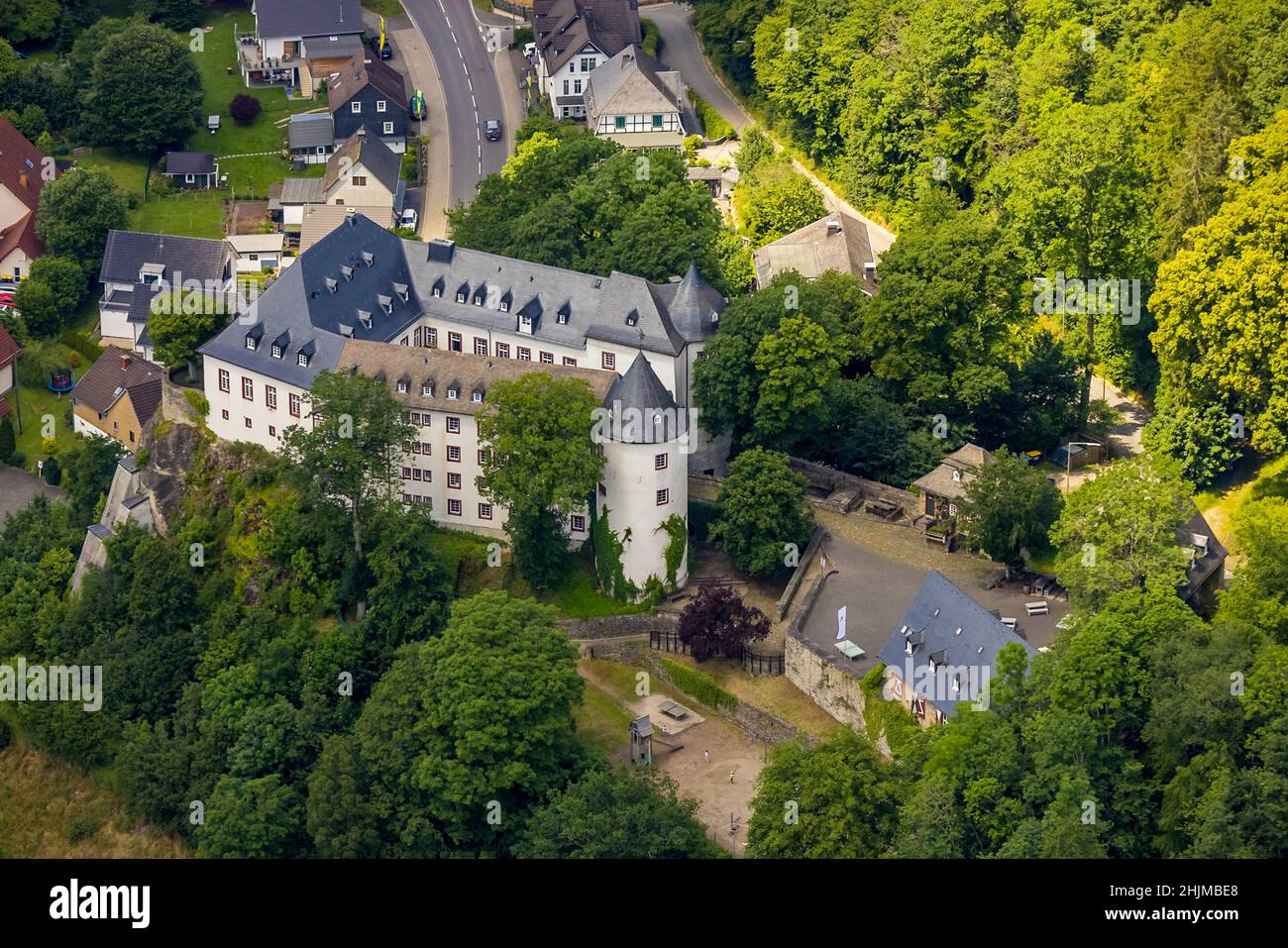 Luftbild, Schloss Bilstein, Jugendherberge DJH, Bilstein, Lennestadt, Sauerland, Nordrhein-Westfalen, Deutschland, Schloss, DEU, DJH, Europa, Bergspitze Ca Stockfoto
