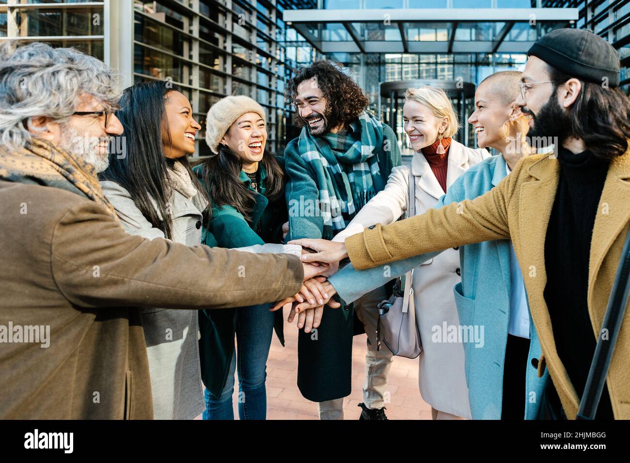 Gruppe von Unternehmern Menschen verbinden Hände zusammen im Freien Stockfoto