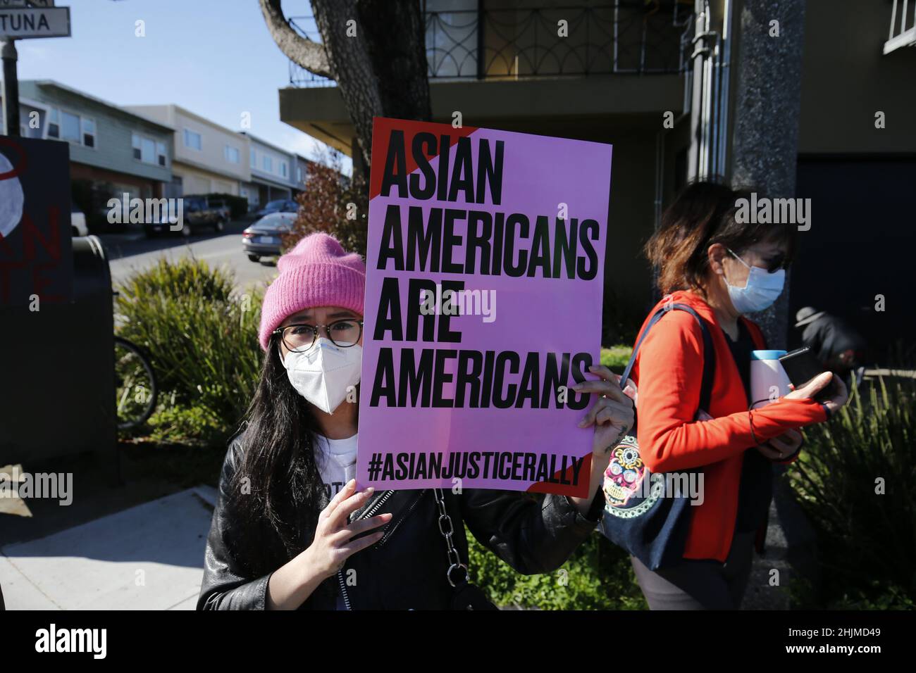 San Francisco, Usa. 30th Januar 2022. Ein Protestler hält ein Plakat während der Asian Justice Rally.einige asiatische Organisationen hielten eine Kundgebung in fünf Städten der Vereinigten Staaten ab und forderten Gerechtigkeit für die asiatisch-amerikanischen Verbrecher-Opfer. Diese fünf Städte sind Los Angeles, New York, San Francisco, Chicago und Atlanta. In San Francisco nahmen etwa zweihundert Menschen an einer Kundgebung Teil, darunter der Bürgermeister von San Francisco, London Breed. Die Teilnehmer gedachten auch des Todestages von Vicha Ratanapakdee. Kredit: SOPA Images Limited/Alamy Live Nachrichten Stockfoto