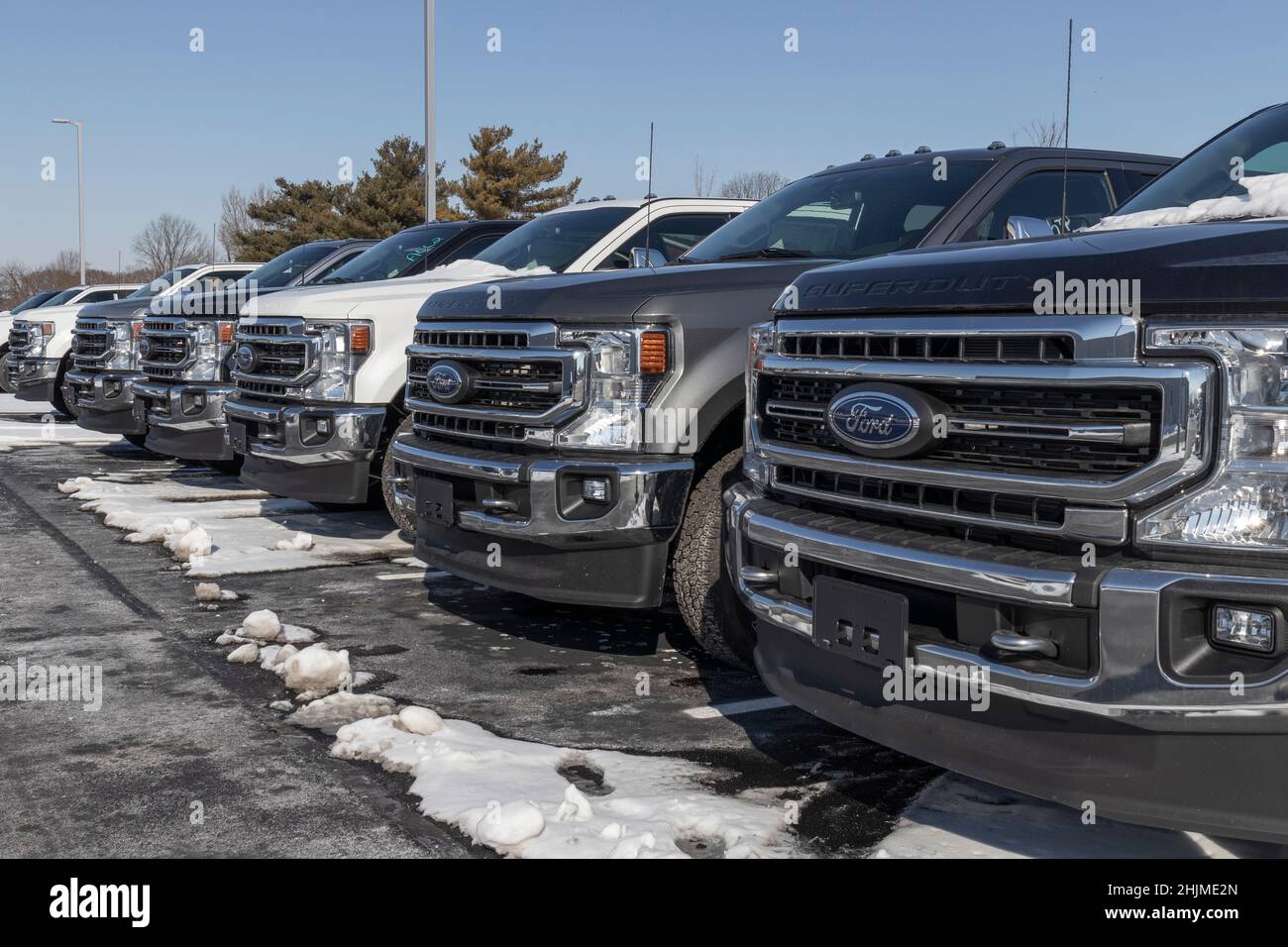 Kokomo - ca. Januar 2022: Ford F-250 Display bei einem Händler im Schnee. Der Ford F250 ist in den Modellen XL, XLT, Lariat, King Ranch und Platinum erhältlich Stockfoto