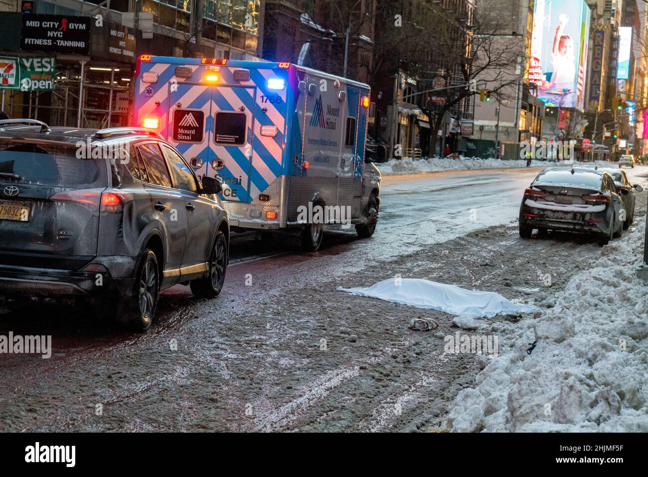 New York, New York, USA. 30th Januar 2022. Polizisten der New Yorker Polizei inspizieren die Leiche eines Selbstmordopfers in der Straße 42 in New York. Später identifizierte die Polizei die Person als Khystie Kryst. Kryst war Rechtsanwalt, 2019 Miss USA-Titelverteidiger und war Gastgeber von EXTRA. (Bild: © Brian Branch Price/ZUMA Press Wire) Bild: ZUMA Press, Inc./Alamy Live News Stockfoto