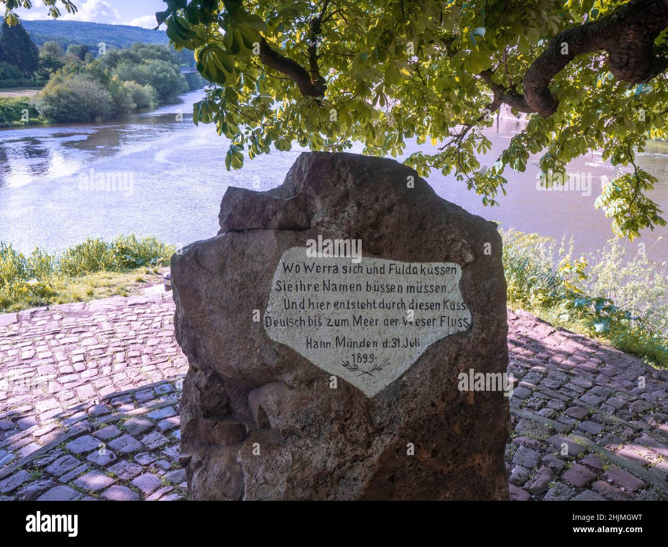 Gedenkstein für die Verschmelzung der Flüsse Fulda und Werra, die an dieser Stelle zur Weser werden. Hann Münden Stockfoto