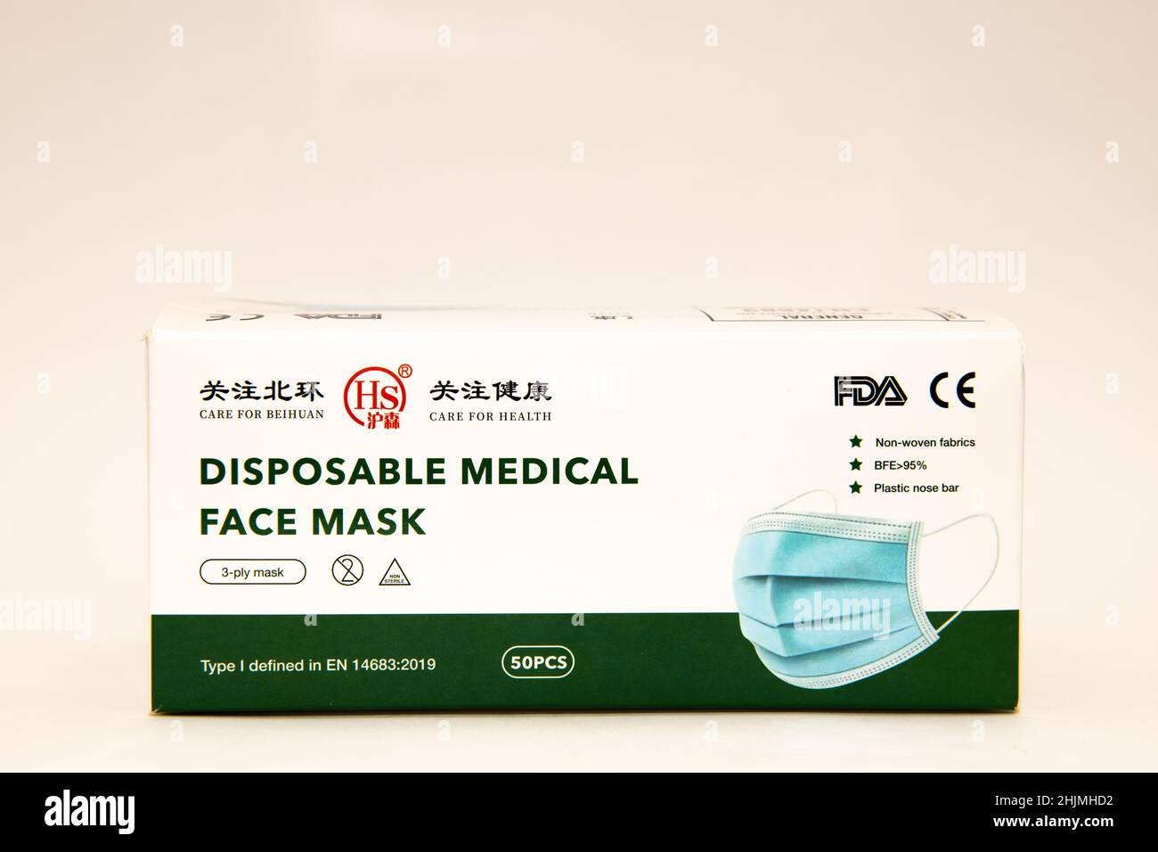 Eine Schachtel mit 50 medizinischen Einwegmasken, hergestellt in China zum Schutz vor Krankheiten wie Grippe und Viren, Coronavirus Stockfoto