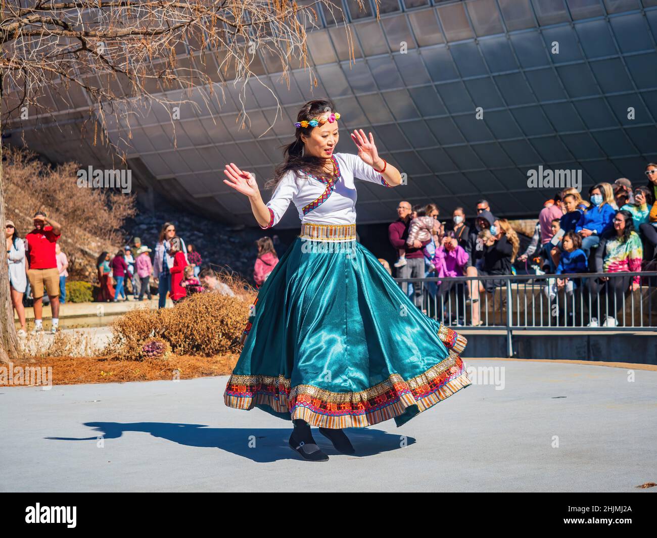 Oklahoma, 29 2022. JANUAR - sonnige Sicht auf die chinesische Frauengruppe, die beim Lunar New Year Festival tanzt Stockfoto