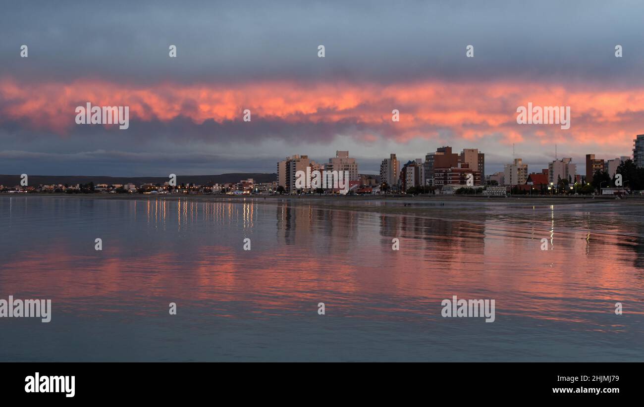 Sonnenuntergang am Meer in Puerto Madryn, Argentinien Stockfoto