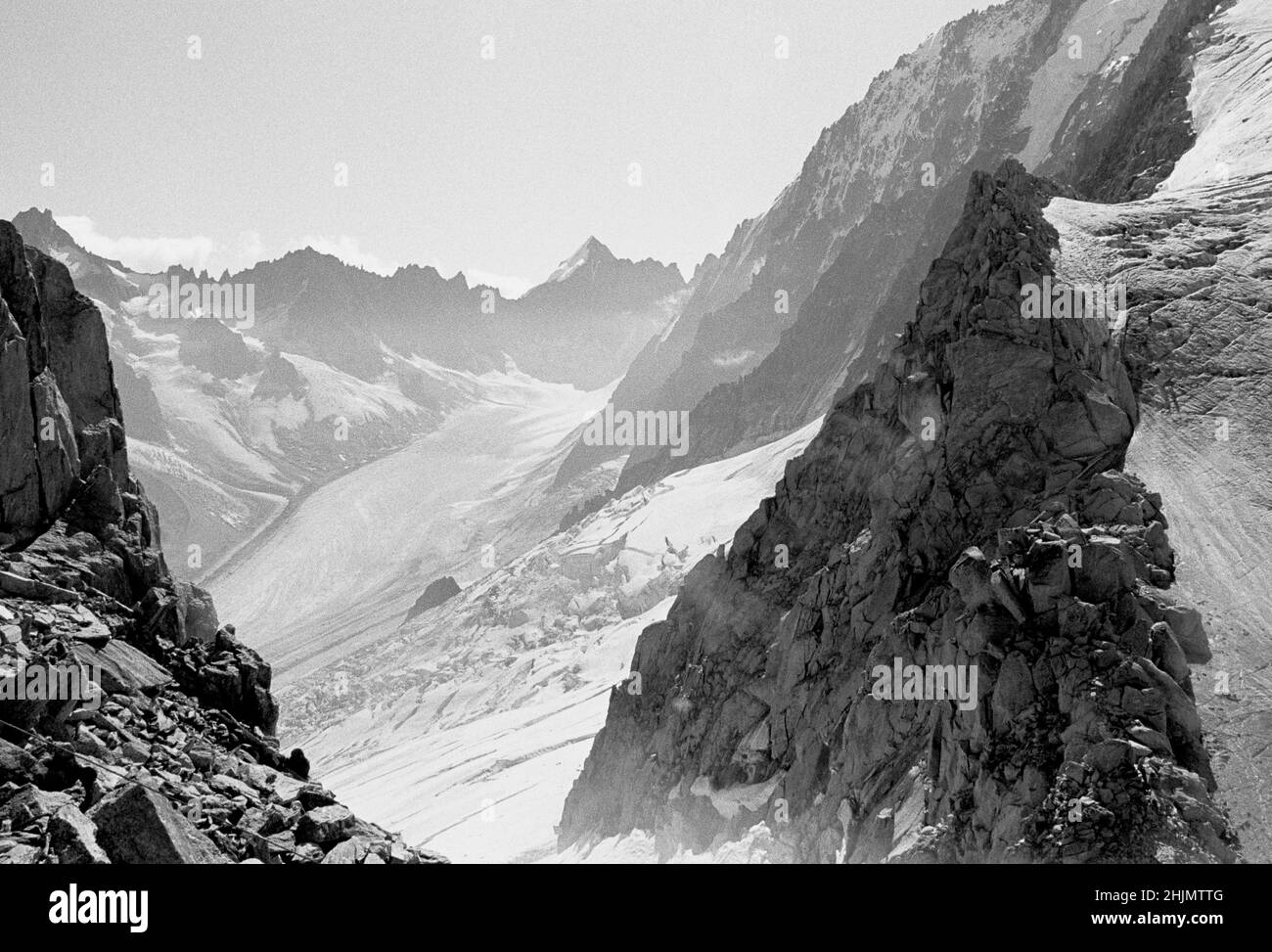 Schwarz-weiß-Foto von zerklüfteten Felsen, Berggipfeln und Gletschertal, Les Grands Montets, Chamonix, Französische Alpen, Frankreich, Europa, 2009. Stockfoto