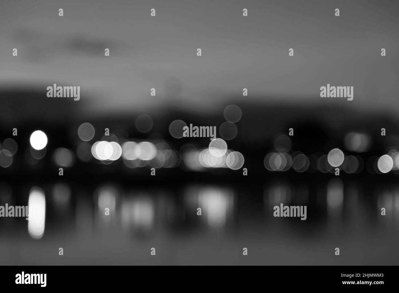 Schwarz-weiße Lichter Bokeh mit Reflexionshintergrund Stockfoto