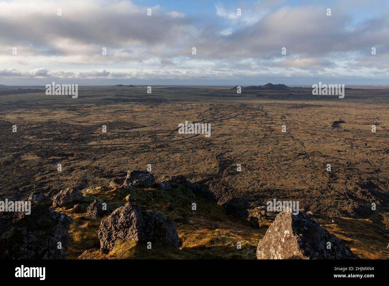 Reykjanes Peninsula Panorama.Ein Blick von der Spitze des Berges Þorbjörn in Island.der Berg liegt neben der Stadt Grindavik und der Blauen Lagune Stockfoto