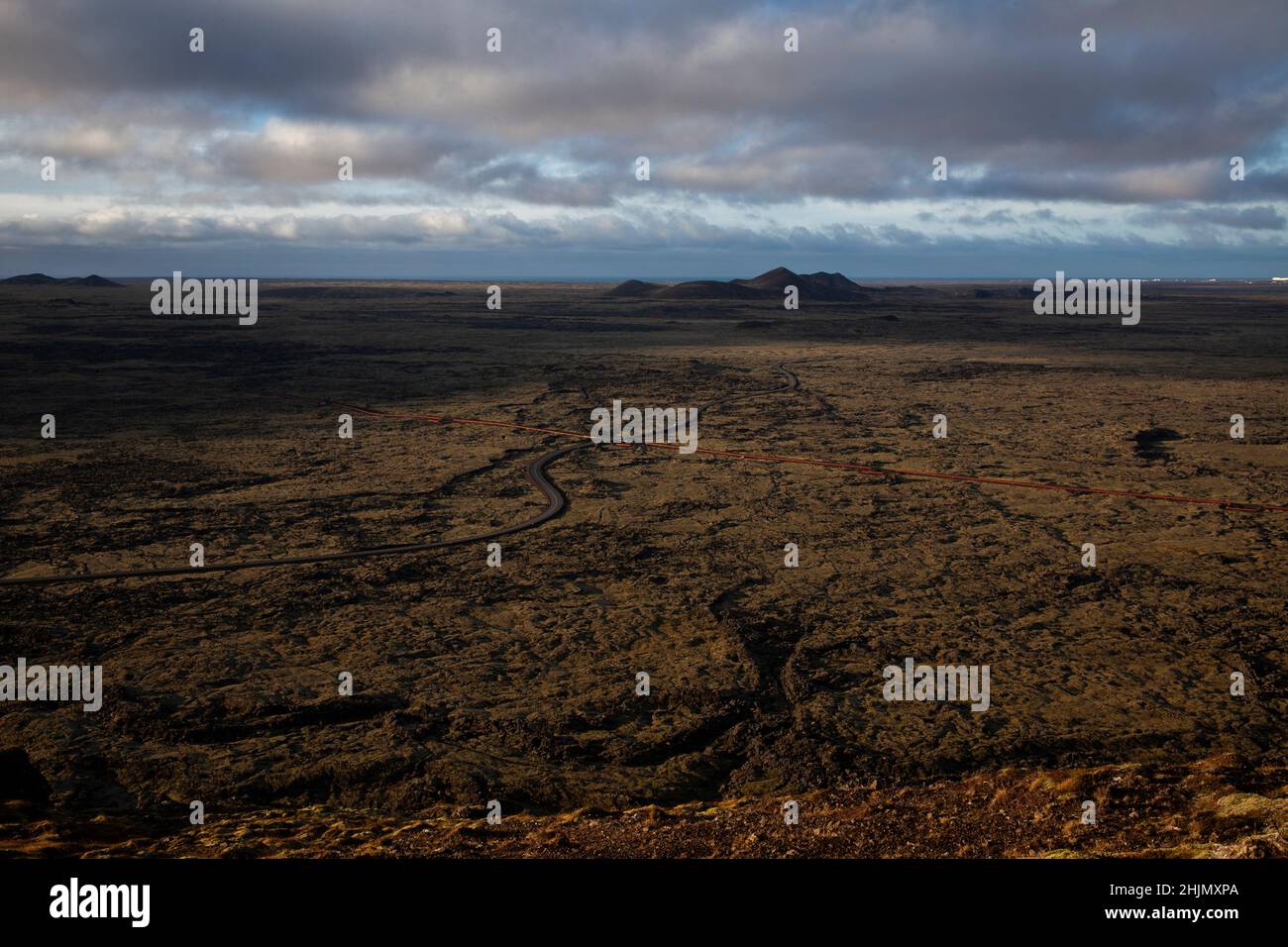 Reykjanes Peninsula Panorama.Ein Blick von der Spitze des Berges Þorbjörn in Island.der Berg liegt neben der Stadt Grindavik und der Blauen Lagune Stockfoto