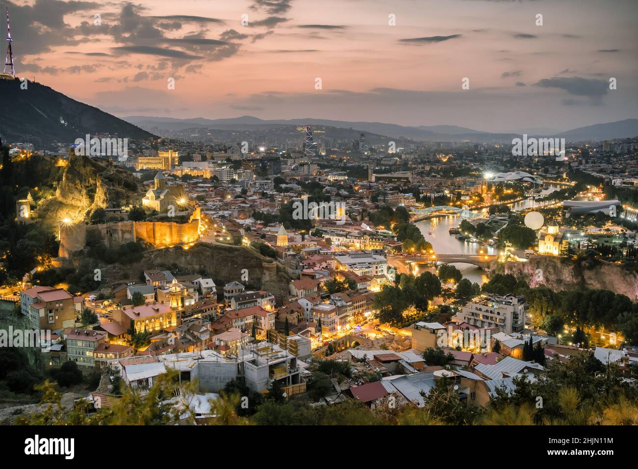 Tiflis Stadtbild in der Dämmerung, Georgien Stockfoto