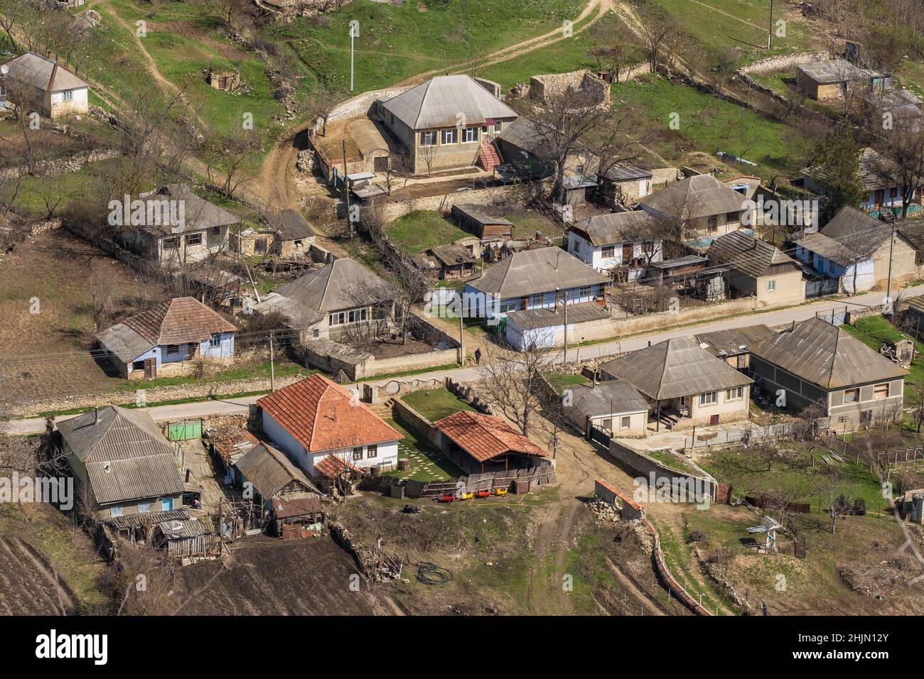 Traditionelles moldawisches Dorf im frühen Frühjahr in Moldawien. Stockfoto