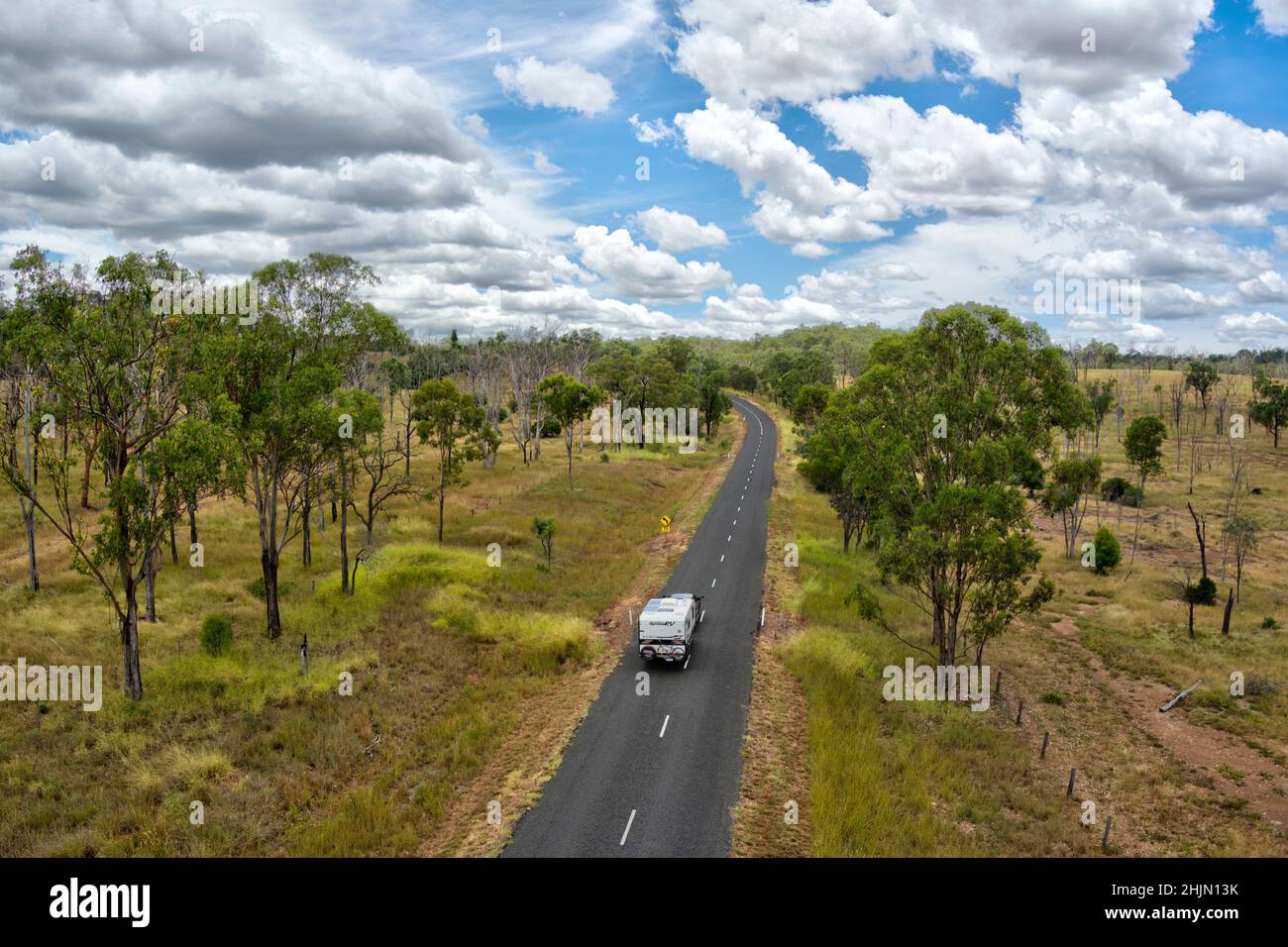 Luftaufnahme von Auto und Wohnwagen, die durch gerodete Waldgebiete für pastorale Viehweiden in der Nähe von Eidsvold Queensland Australien reisen Stockfoto