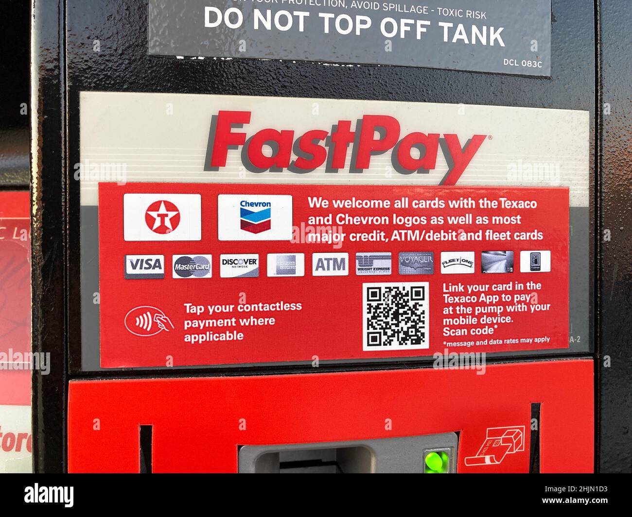 Fastpay-Aufkleber an der Texaco Chevron-Tankstelle. Nahaufnahme - San Jose, Kalifornien, USA - 2022 Stockfoto Fastpay-Aufkleber an der Texaco Chevron-Tankstelle. Nahaufnahme - San Jose, Kalifornien, USA - 2022 Stockfoto