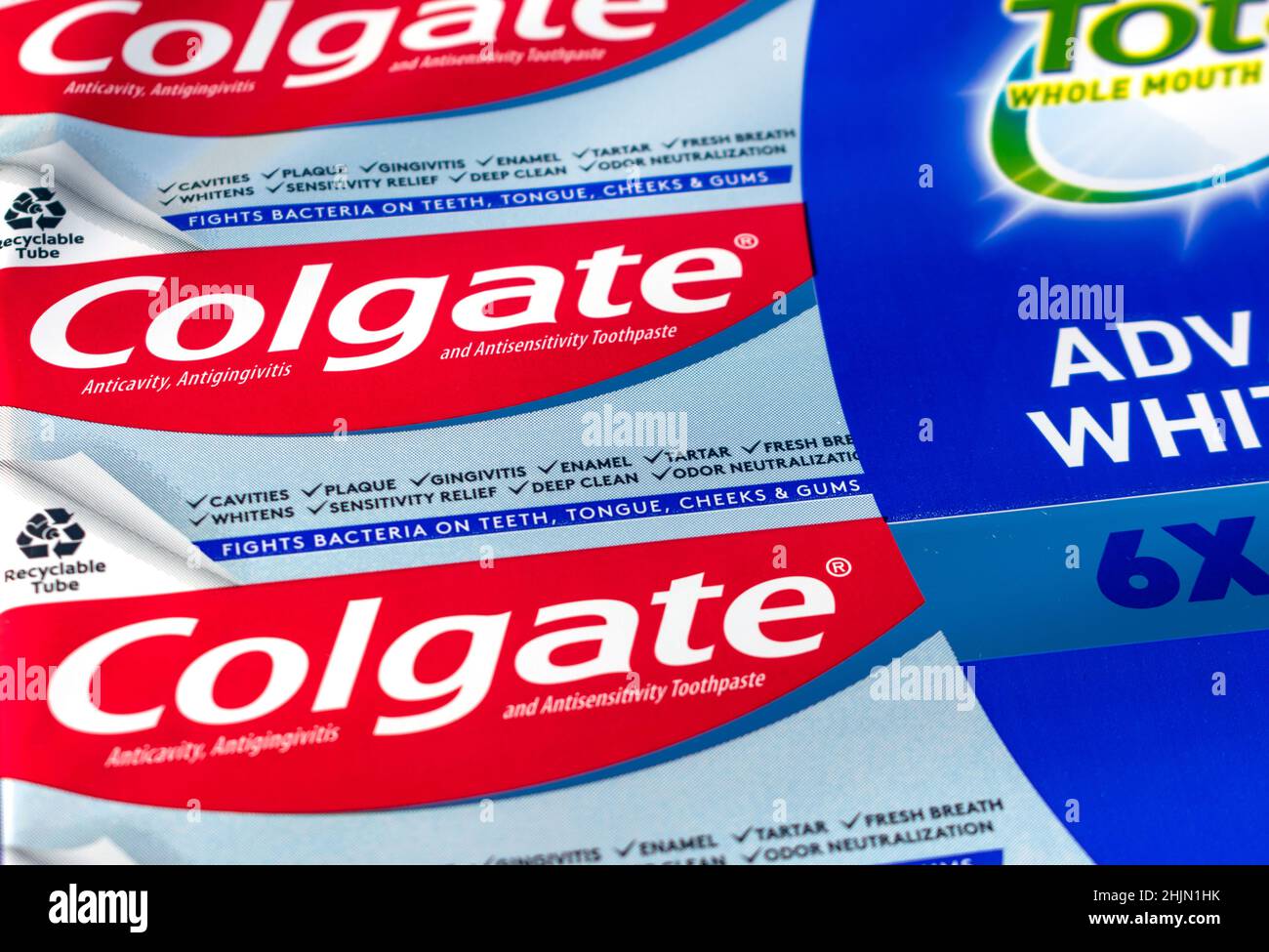Colgate-Zeichen auf anticavity, Anti-Gingivitis und Empfindlichkeit Zahnpasta Pack. Selektiver Fokus - San Jose, Kalifornien, USA - 2022 Stockfoto