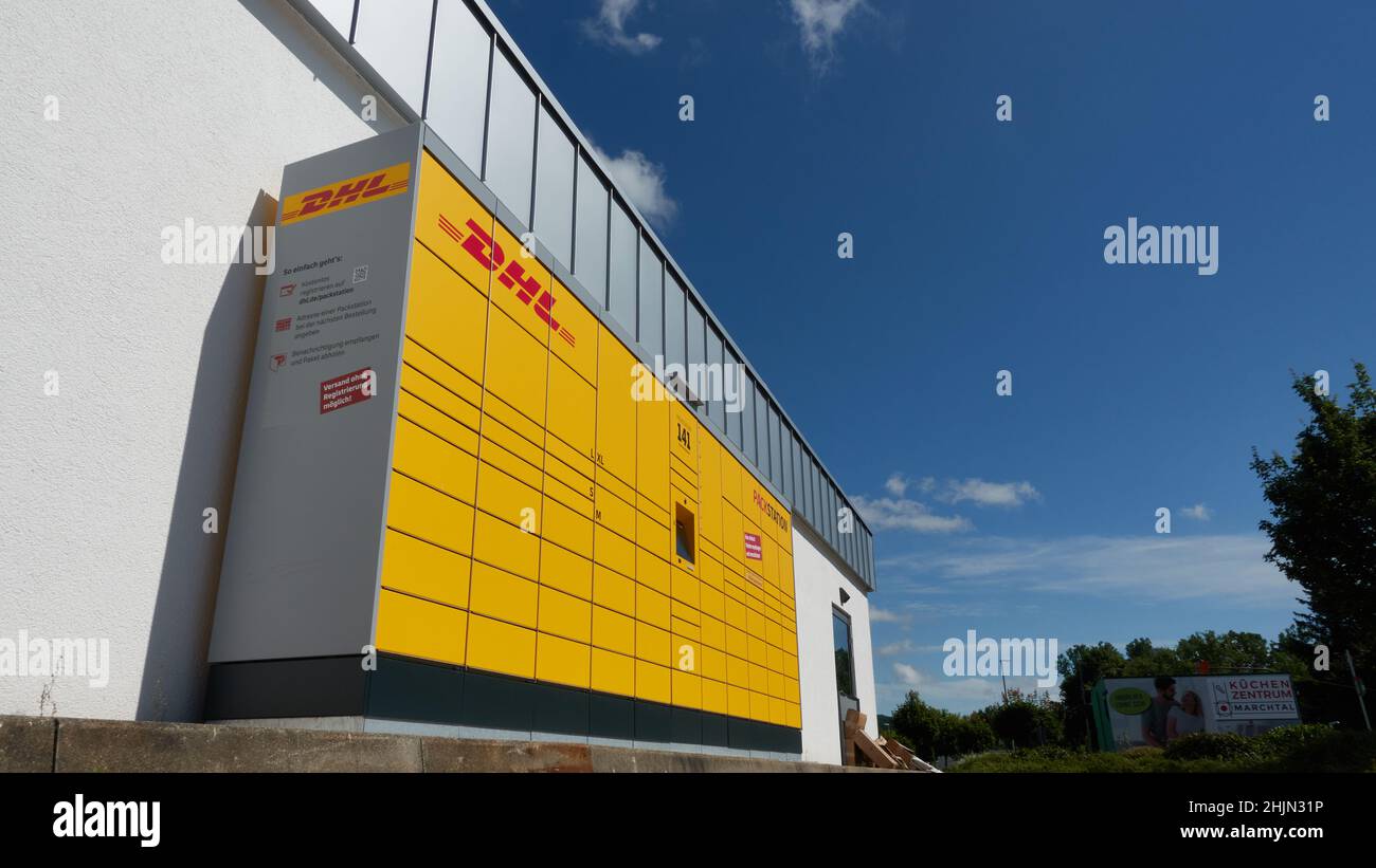 Neckartenzlingen, Deutschland - 29. Juni 2021: DHL Abholort Deutscher Name: Packstation, Logistikunternehmen Deutsche Post DHL Group, blauer Himmel. Stockfoto