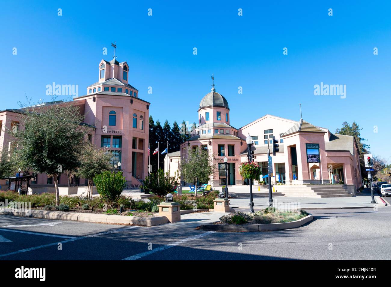 Mountain View City Hall und Center for the Performing Arts Außenansicht unter blauem Himmel - Mountain View, Kalifornien, USA - 2022 Stockfoto