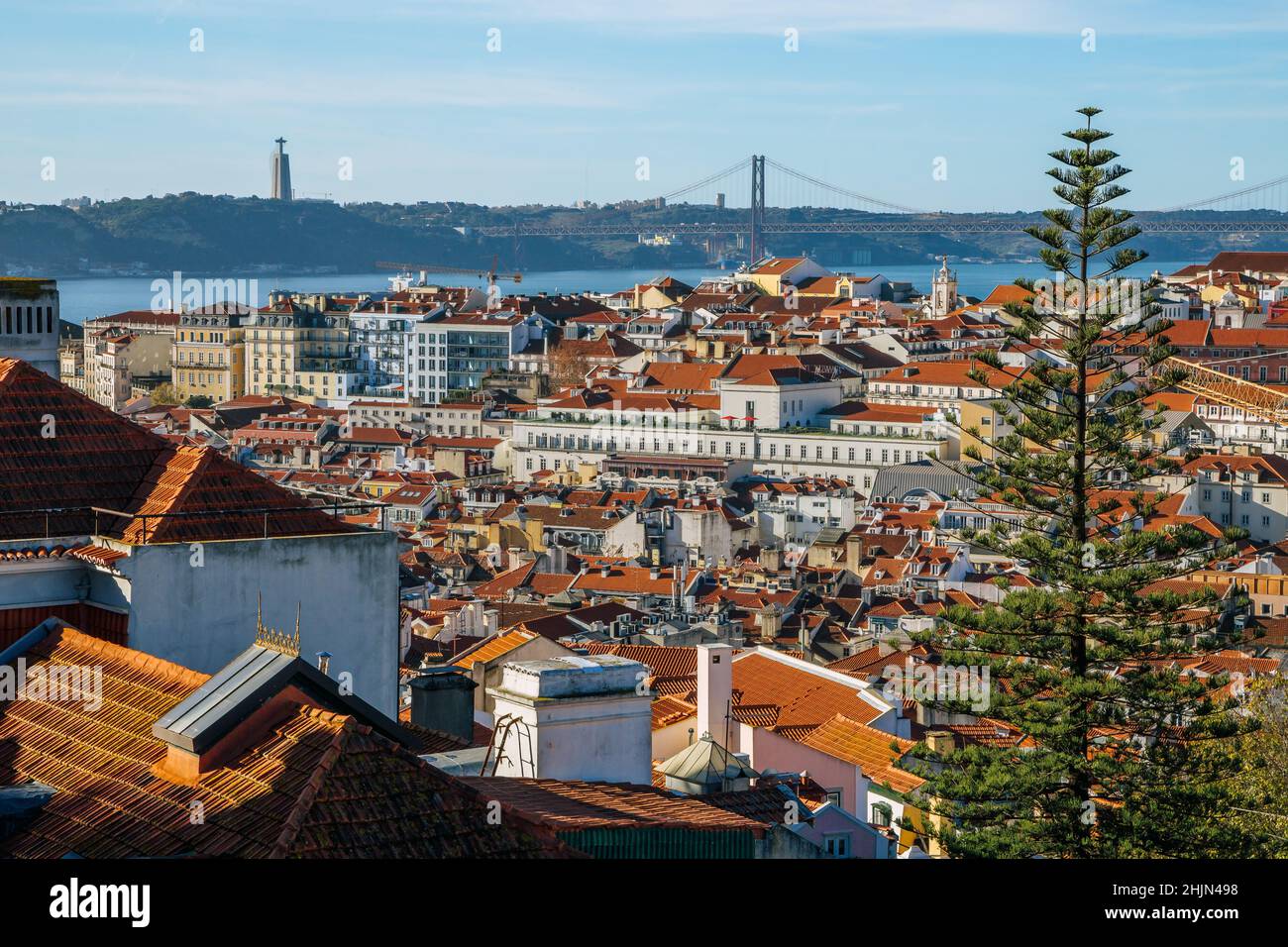 Alfama Stadtbild Luftpanorama auf 25th april Brücke. Lissabon Portugal Stockfoto