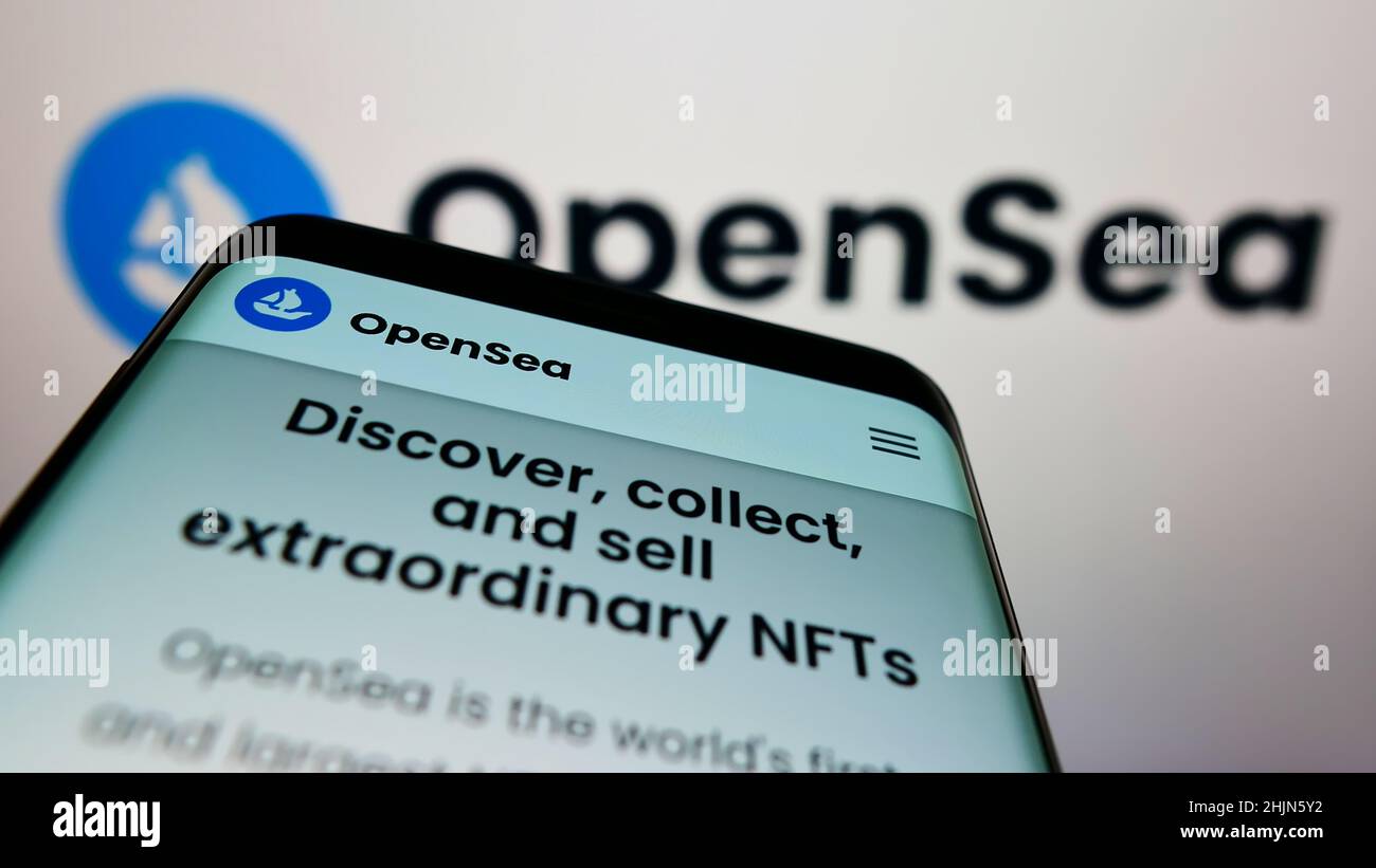 Smartphone mit Website der NFT-Firma Ozone Networks Inc. (OpenSea) auf dem Bildschirm vor dem Unternehmenslogo. Konzentrieren Sie sich auf die obere linke Seite des Telefondisplays. Stockfoto