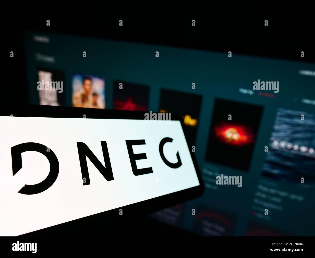 Handy mit Logo des britischen Visual Effects-Unternehmens DNEG plc auf dem Bildschirm vor der Business-Website. Konzentrieren Sie sich auf die Mitte links des Telefondisplays. Stockfoto