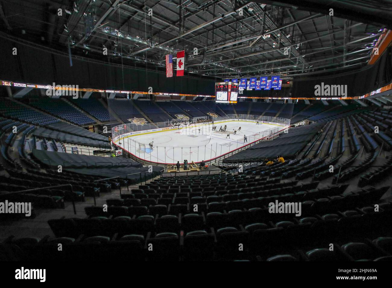 Hamilton, Kanada. 30th Januar 2022. Jan 30 2022 Hamilton Ontario Kanada, die Bulldogs und die Frontinacs spielen das letzte leere Stadionspiel in der OHL, da die Beschränkungen von Ontario morgen wieder auf 50 % Kapazität zurückgehen. Kredit: Luke Durda/Alamy Live Nachrichten Stockfoto