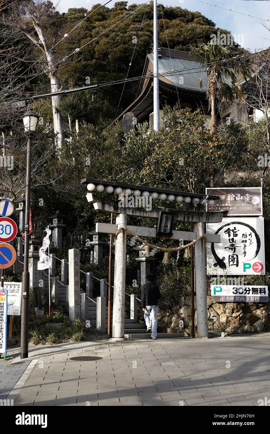 Hamamatsu, Shizuoka, Japan, 2022/29/01 , Eingang zum Kanzanji-Tempel und zum Tachiyamaatago-Schrein im Hamana-See. Stockfoto