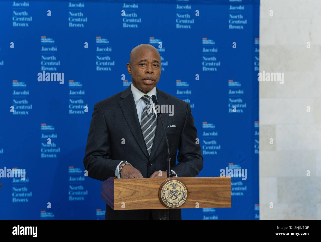 Bronx, New York, USA. 30th Januar 2022. Der Bürgermeister von NYC, Eric Adams, kündigte während einer Pressekonferenz in der Bronx im Jacobi Hospital ein Update von Covid-19 an. Bürgermeister Adams sagt, dass 75 Prozent der New Yorker vollständig geimpft sind und NYC 11 Punkte über dem nationalen Durchschnitt liegt. (Bild: © Steve Sanchez/Pacific Press via ZUMA Press Wire) Stockfoto