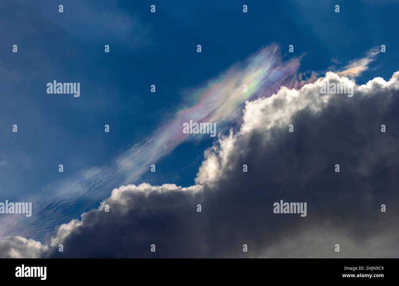 Eine Regenbogenwolke ist eine schillernde Wolke in Vancouver BC Kanada Stockfoto