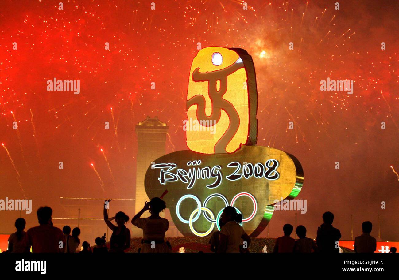 Peking, China. 8th August 2008. Am Eröffnungstag der Olympischen Spiele 2008 in Peking, der Hauptstadt Chinas, sehen die Menschen am 8. August 2008 auf dem Tian'anmen-Platz ein Feuerwerk. Quelle: Wu Changqing/Xinhua/Alamy Live News Stockfoto