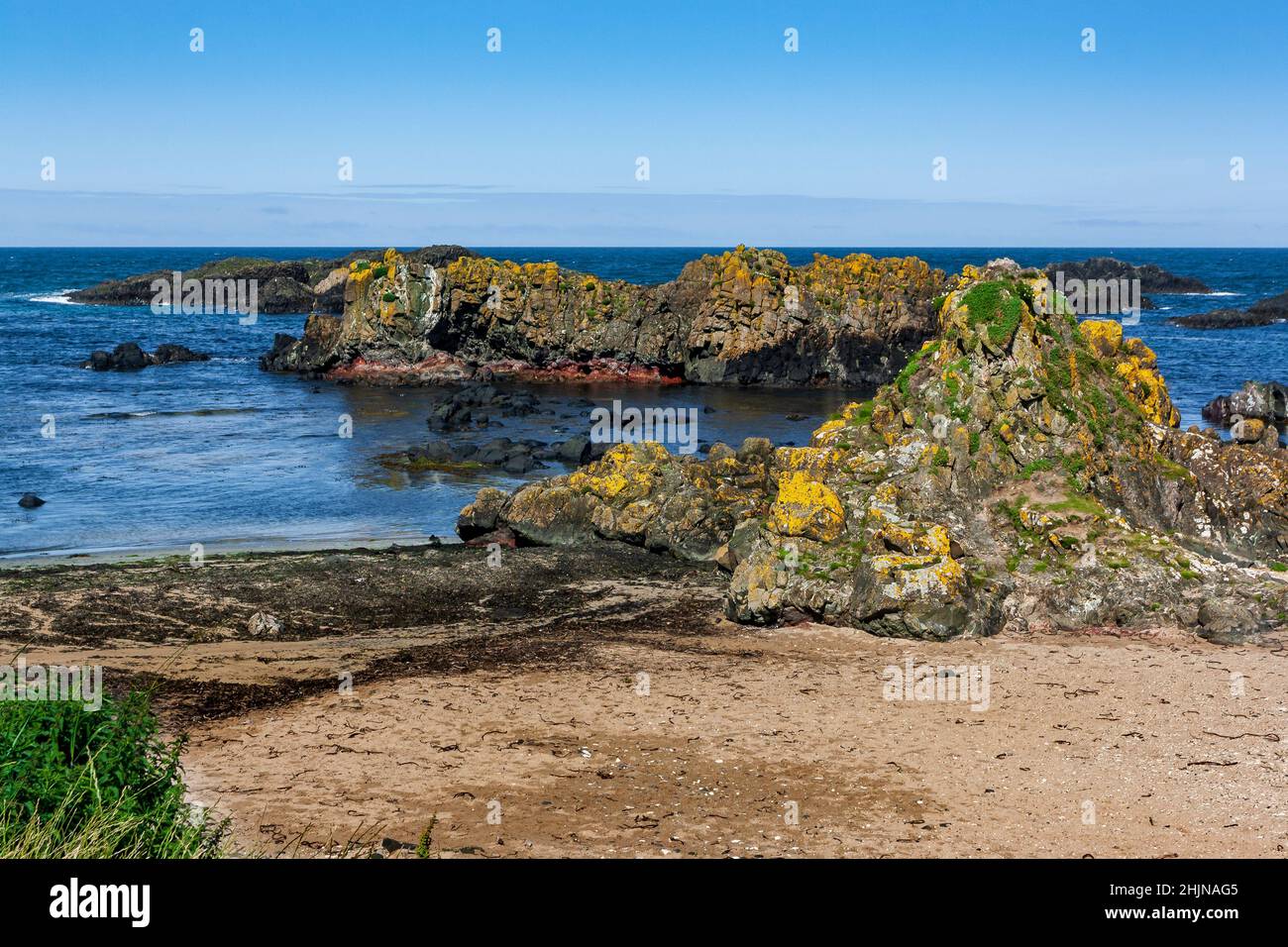 Blick auf die Atlantikküste in Nordirland im Sommer Stockfoto