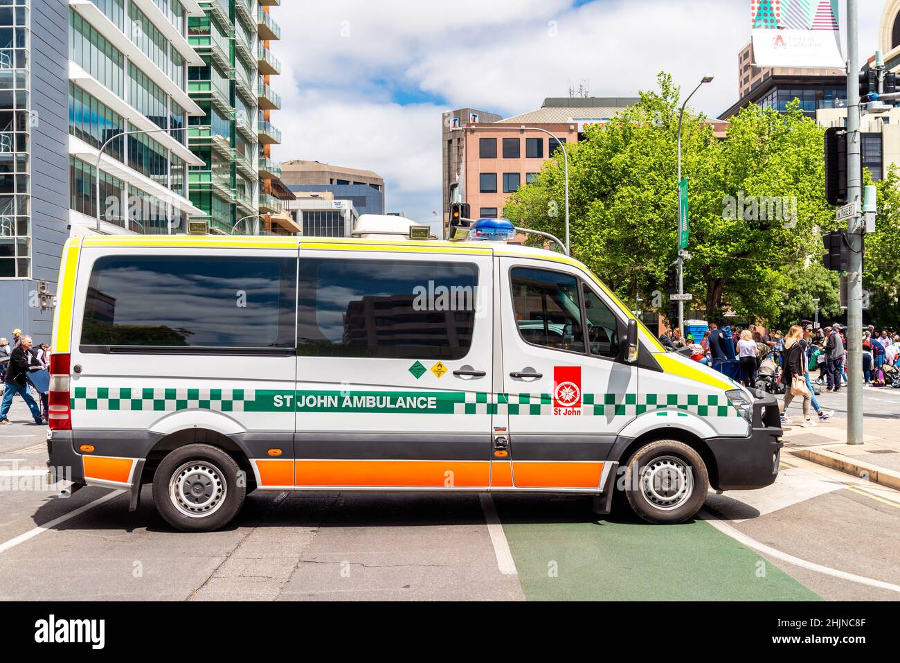 Adelaide, Australien - 9. November 2019: St. John Ambulance Auto blockiert die Straße im Stadtzentrum während der Weihnachtsparade an einem Tag Stockfoto