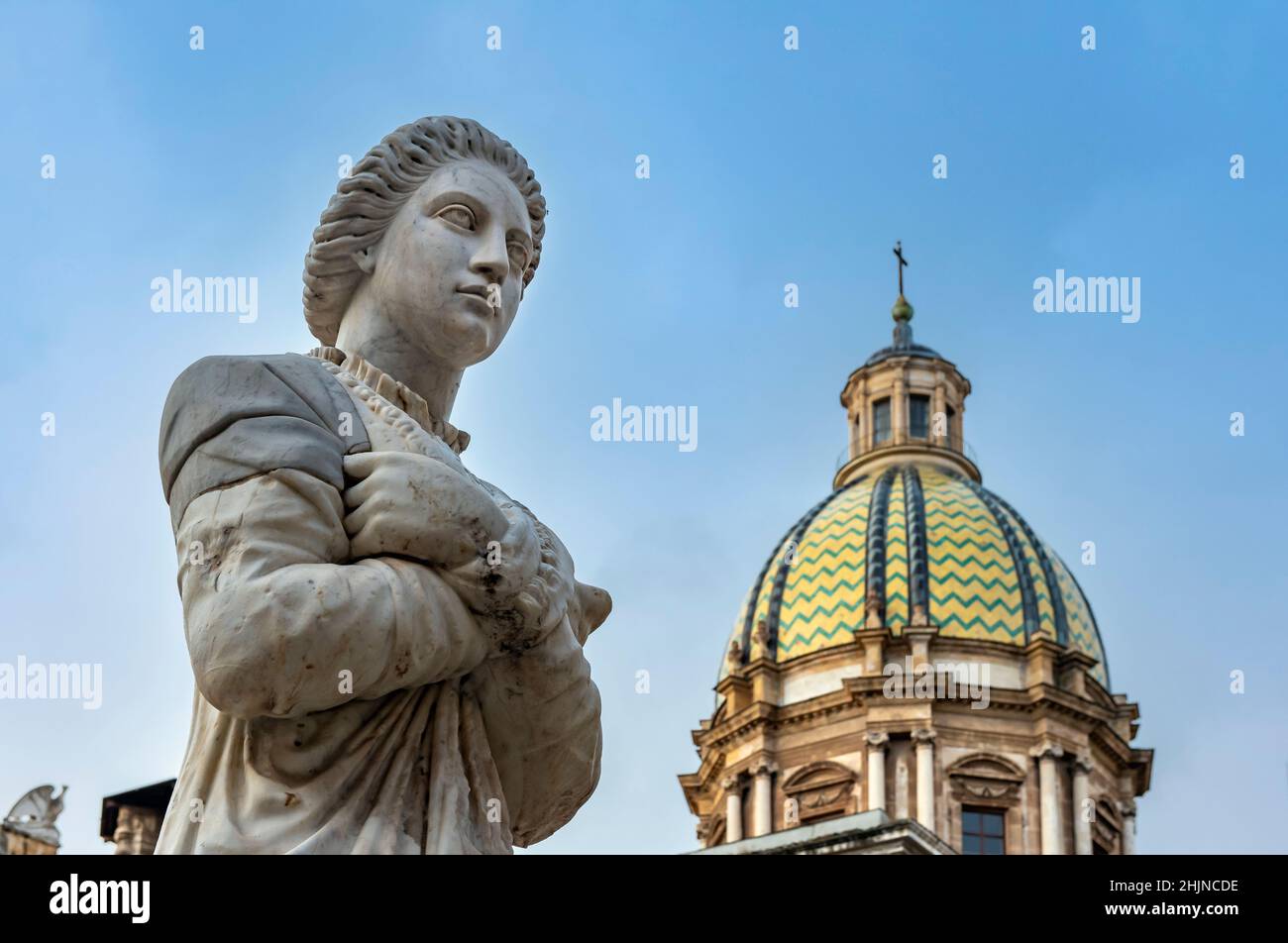 Nymphe-Statue und Kuppel der Kirche der Heiligen Katharina, Piazza Pretoria, Palermo, Sizilien, Italien Stockfoto