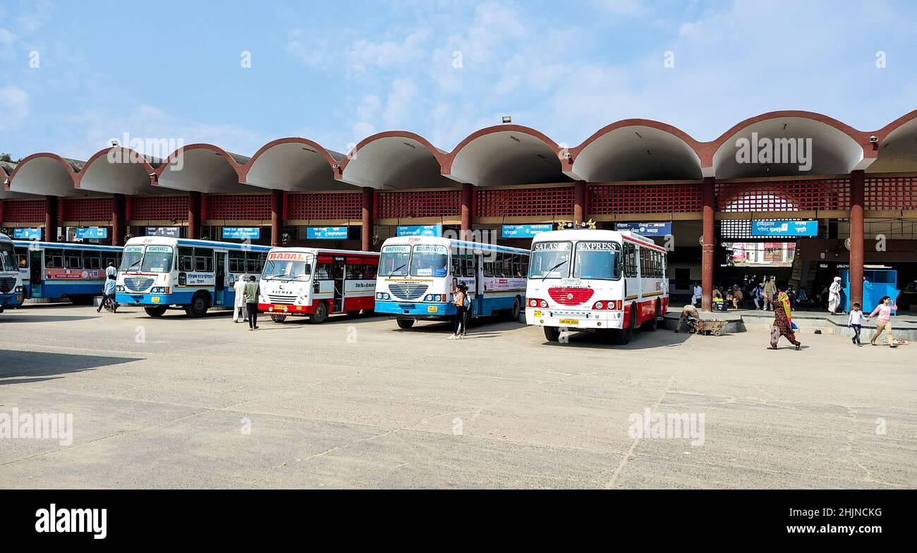 Hansi, haryana, November 2021 : Haryana Straßen Busse geparkt am Busbahnhof einer Stadt in Haryana Stockfoto