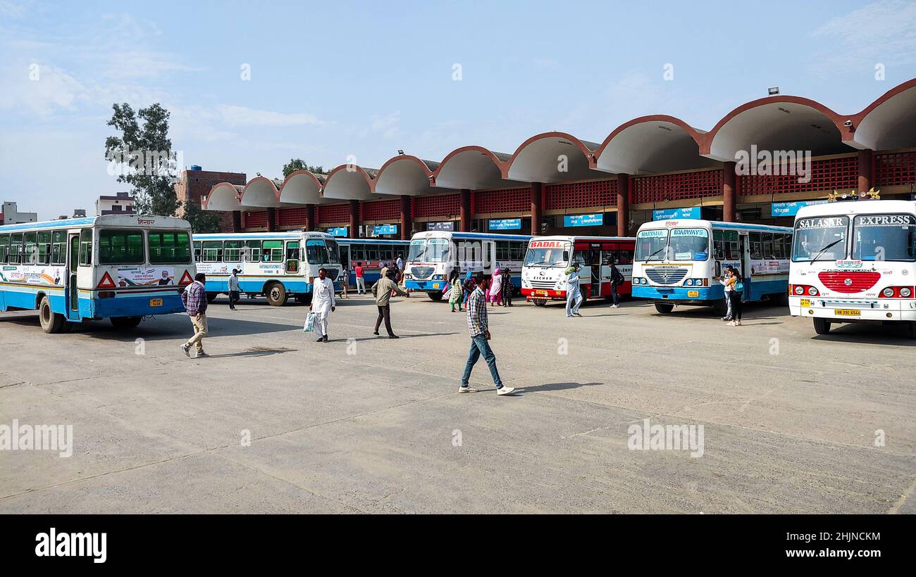 Hansi, haryana, November 2021 : Haryana Straßen Busse geparkt am Busbahnhof einer Stadt in Haryana Stockfoto