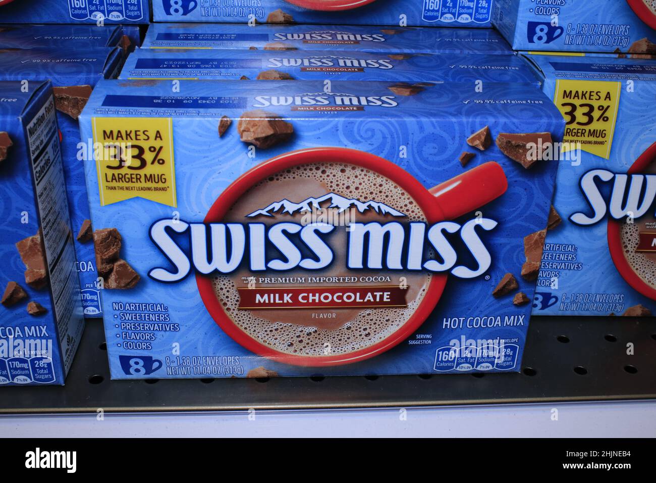 Eine Nahaufnahme der Schweizer Miss Milk Chocolate Hot Chocolate, die hell und farbenfroh auf einem Metallregal in einem Dillons-Lebensmittelgeschäft in Kansas ist Stockfoto