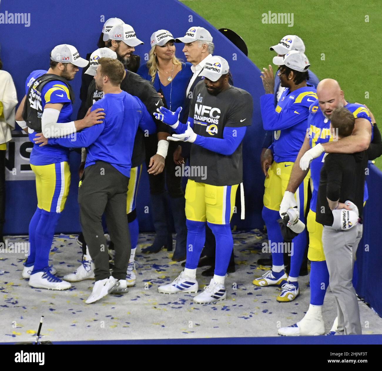 Inglewood, Usa. 31st Januar 2022. Matthew Stafford (9) von Los Angeles Rams und Trainer Sean McCoy feiern mit der George Halas Trophy und Teamkollegen, nachdem sie am Sonntag, den 30. Januar 2022, im SoFi Stadium in Inglewood, Kalifornien, die San Francisco 49ers im NFC Championship Game besiegt haben. Foto von Jim Ruymen/UPI Credit: UPI/Alamy Live News Stockfoto