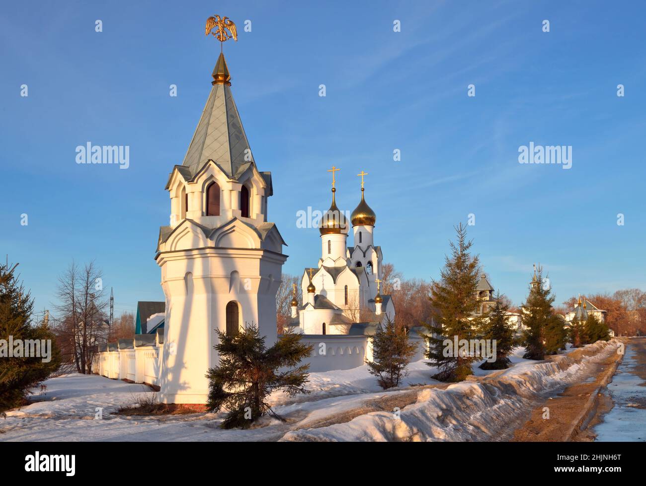 Orthodoxe Kirche in der russischen Architekturtradition am Stadtrand von Nowosibirsk. Kreuze auf goldenen Kuppeln, einem hohen Glockenturm, einem ston Stockfoto Orthodoxe Kirche in der russischen Architekturtradition am Stadtrand von Nowosibirsk. Kreuze auf goldenen Kuppeln, einem hohen Glockenturm, einem ston Stockfoto