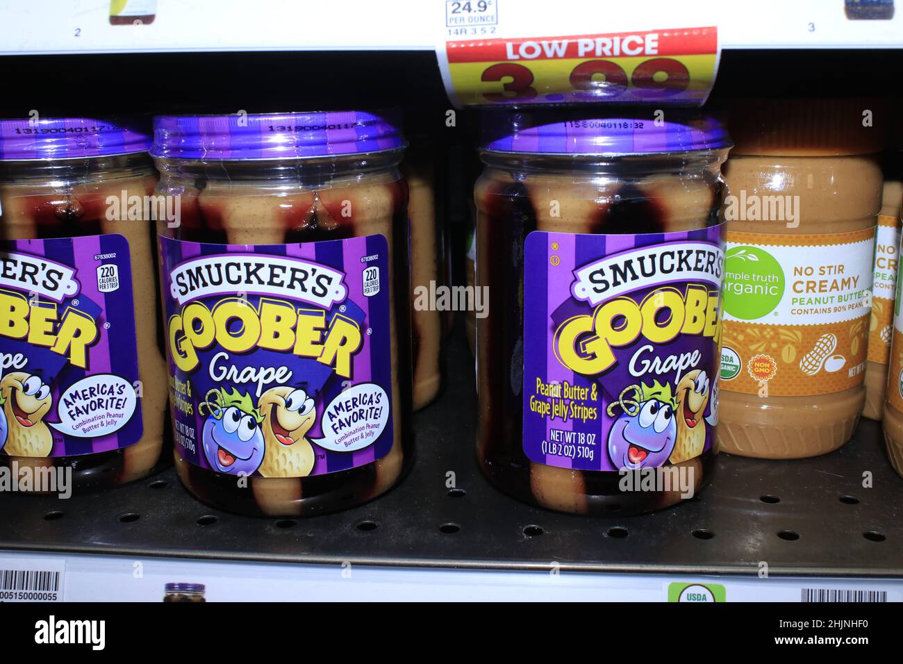 Eine Nahaufnahme von SMUCKERS GOOBER-TRAUBENPEANUT und Gelee auf einem Metallregal in einem Dillons-Lebensmittelgeschäft in Kansas Stockfoto