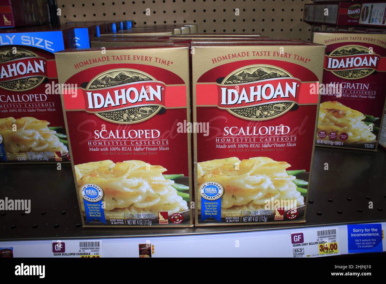 Eine Nahaufnahme von IDAHOAN Scalloped Potatoes auf einem Metallregal in einem Dillons-Laden in Kansas in Schachteln Stockfoto