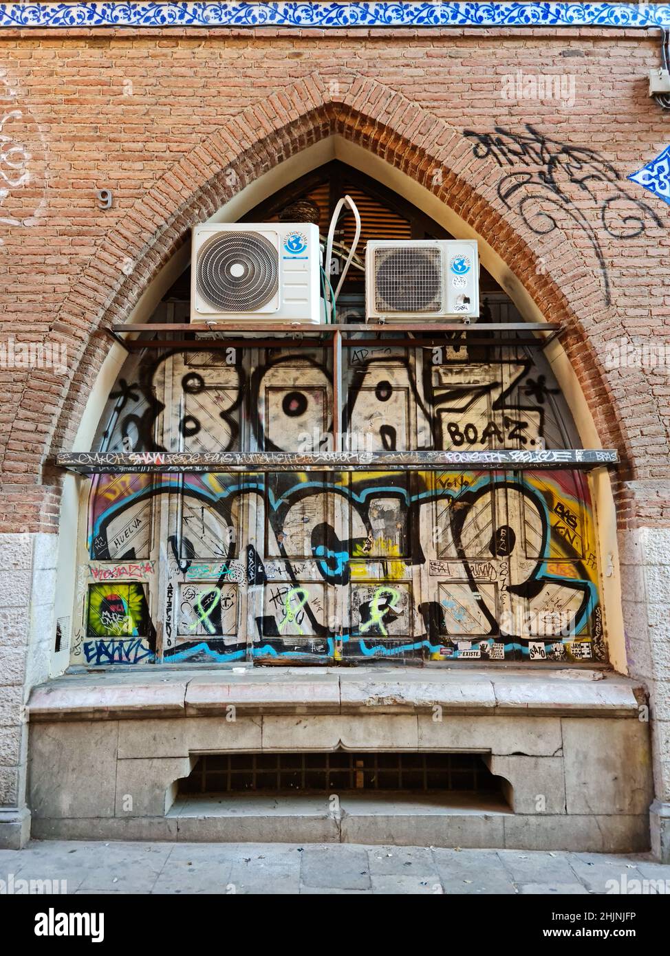 Klimaanlage an einer Wand mit Graffiti. Stockfoto