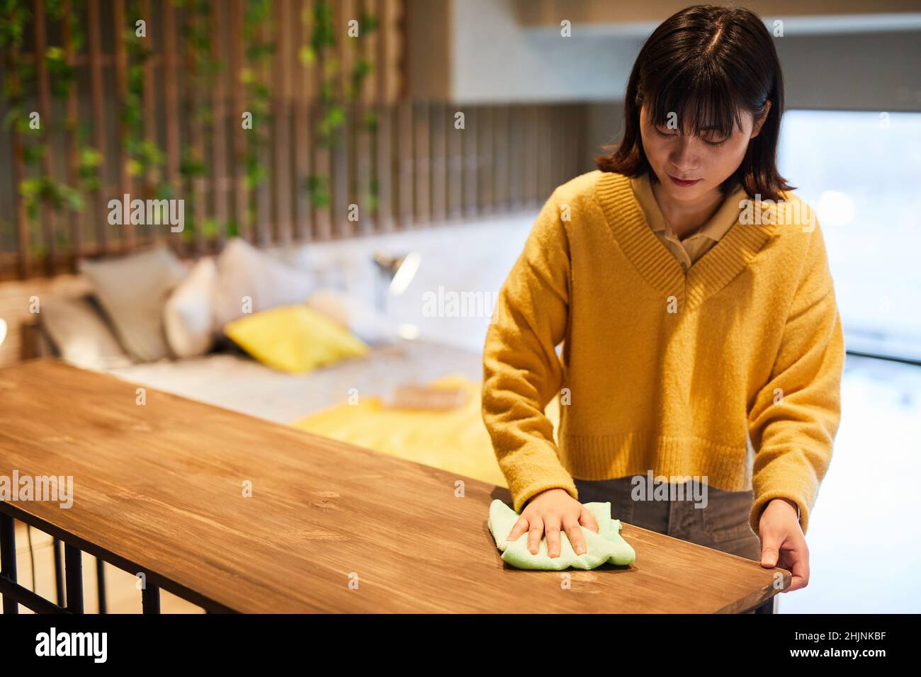 Waist up Porträt der jungen asiatischen Frau Reinigung Wohnung, kopieren Raum Stockfoto