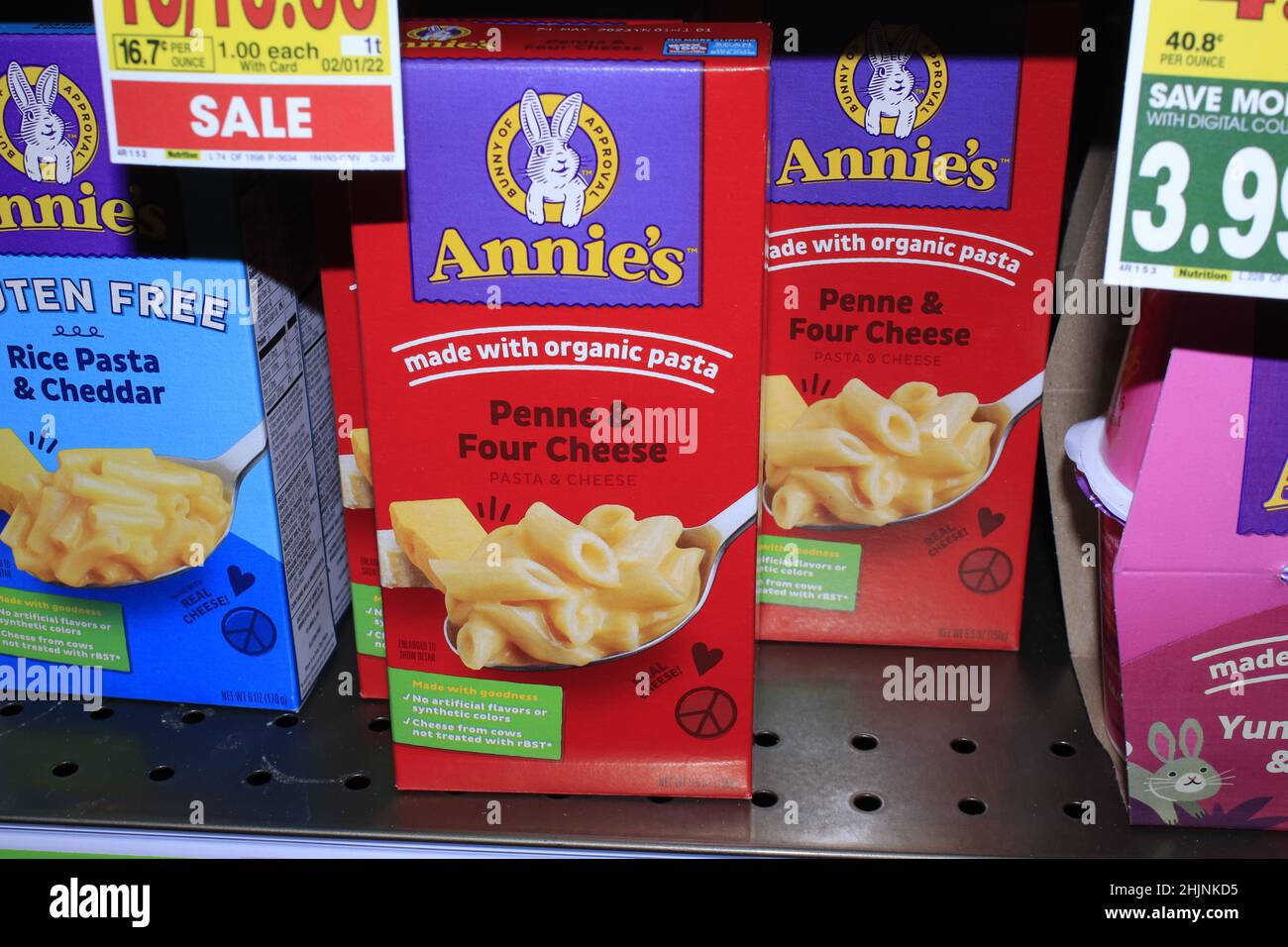 Annie's Mac und Käse stehen in einem Metallregal in einem Dillons-Lebensmittelgeschäft in Nahaufnahme Stockfoto