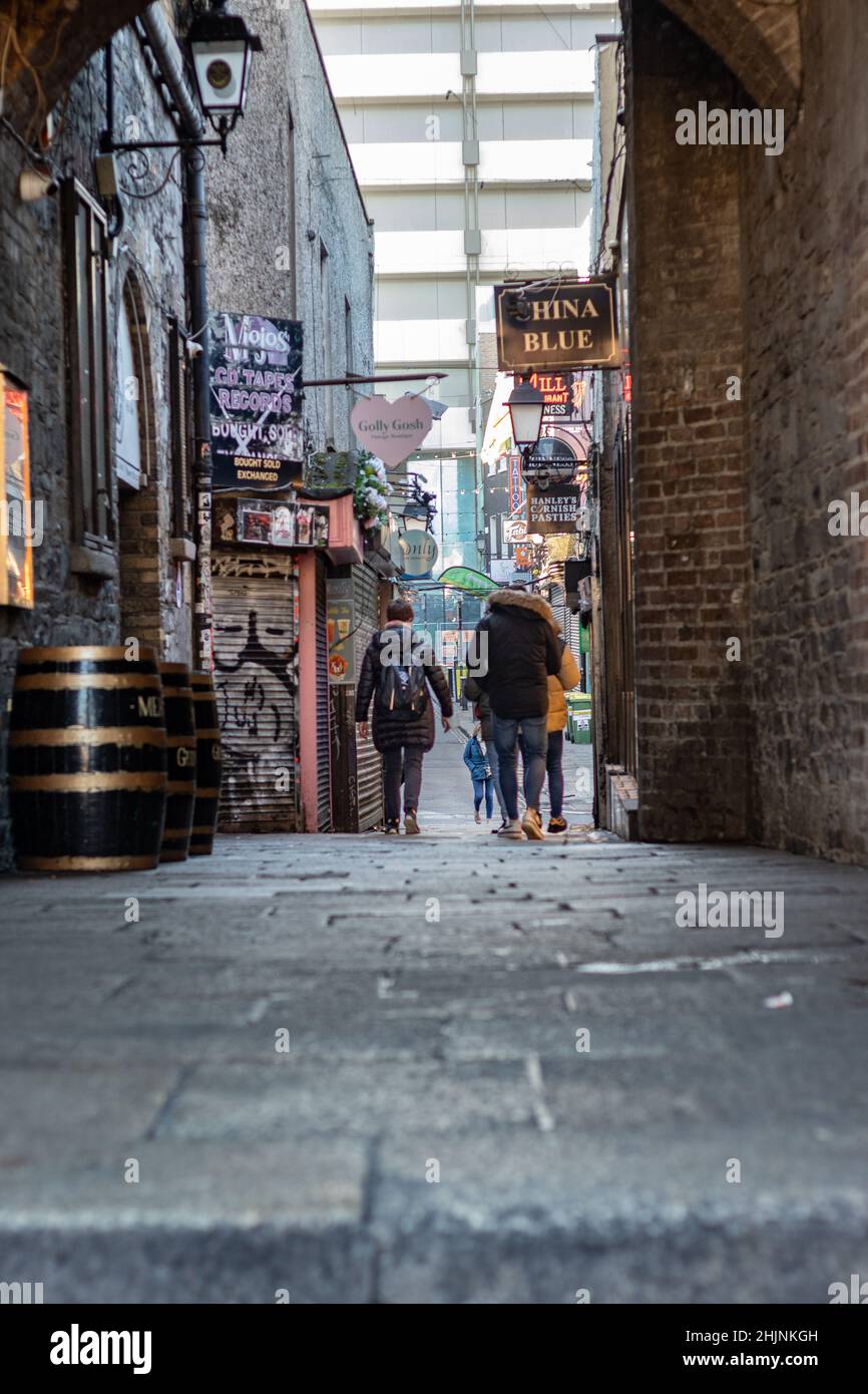 Fußgänger in engen Gassen Temple Bar, berühmte irische Pubs, Temple Bar, Stadt- und Straßenfotografie, Dublin, Irland, Stockfoto