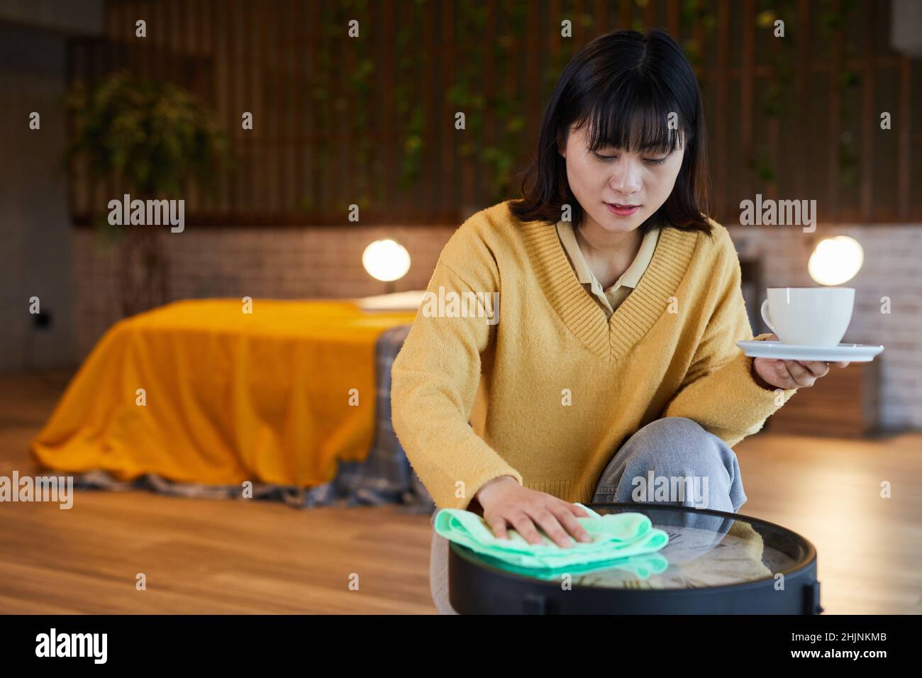 Porträt der jungen asiatischen Frau Reinigung Couchtisch in häuslicher Innenausstattung, kopieren Raum Stockfoto