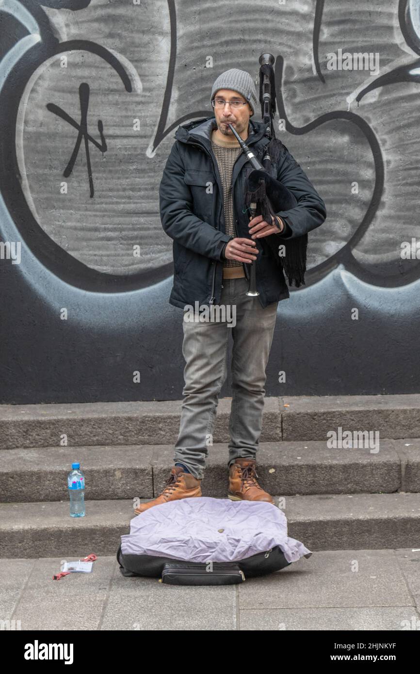 Kostenlose Konzerte auf der Straße, Straßenmusikanten-Performance in der Grafton Street - einer der beliebtesten Orte für Straßenmusik Dublin, Irland Stockfoto