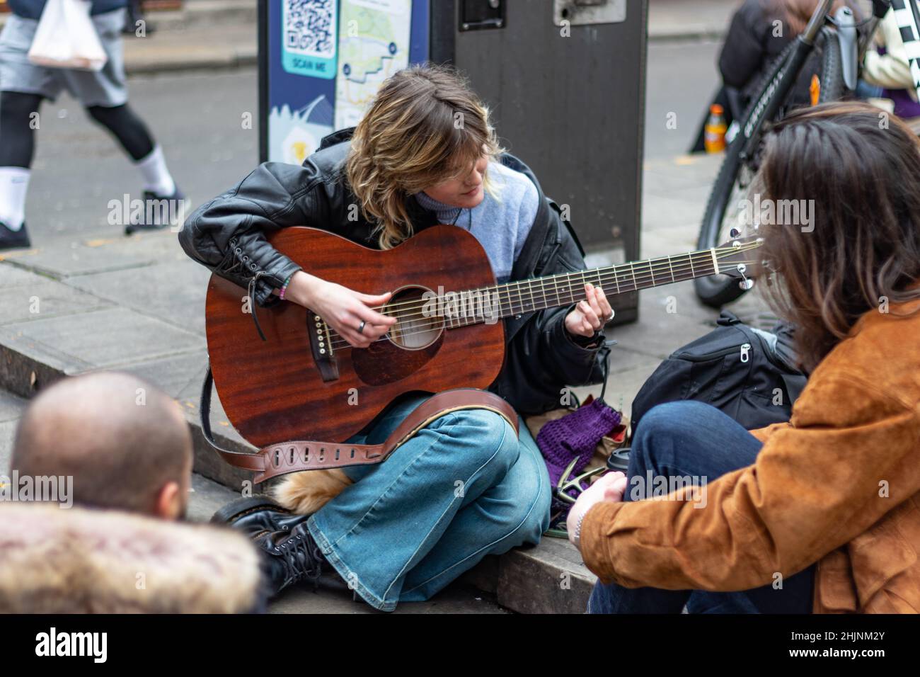 Kostenlose Konzerte auf der Straße, Straßenmusikanten-Performance in der Grafton Street - einer der beliebtesten Orte für Straßenmusik Dublin, Irland Stockfoto