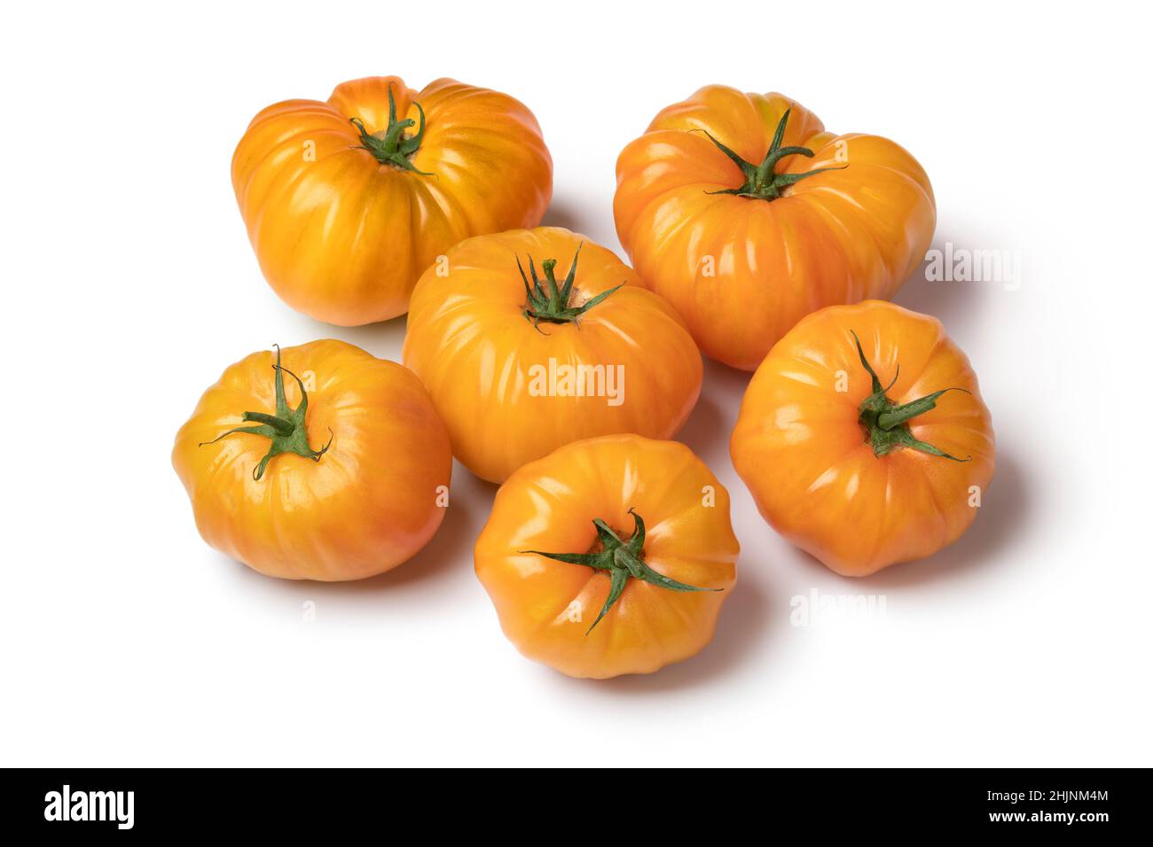 Gruppe von ganzen gelben coeur de boeuf Tomaten isoliert auf weißem Hintergrund Stockfoto